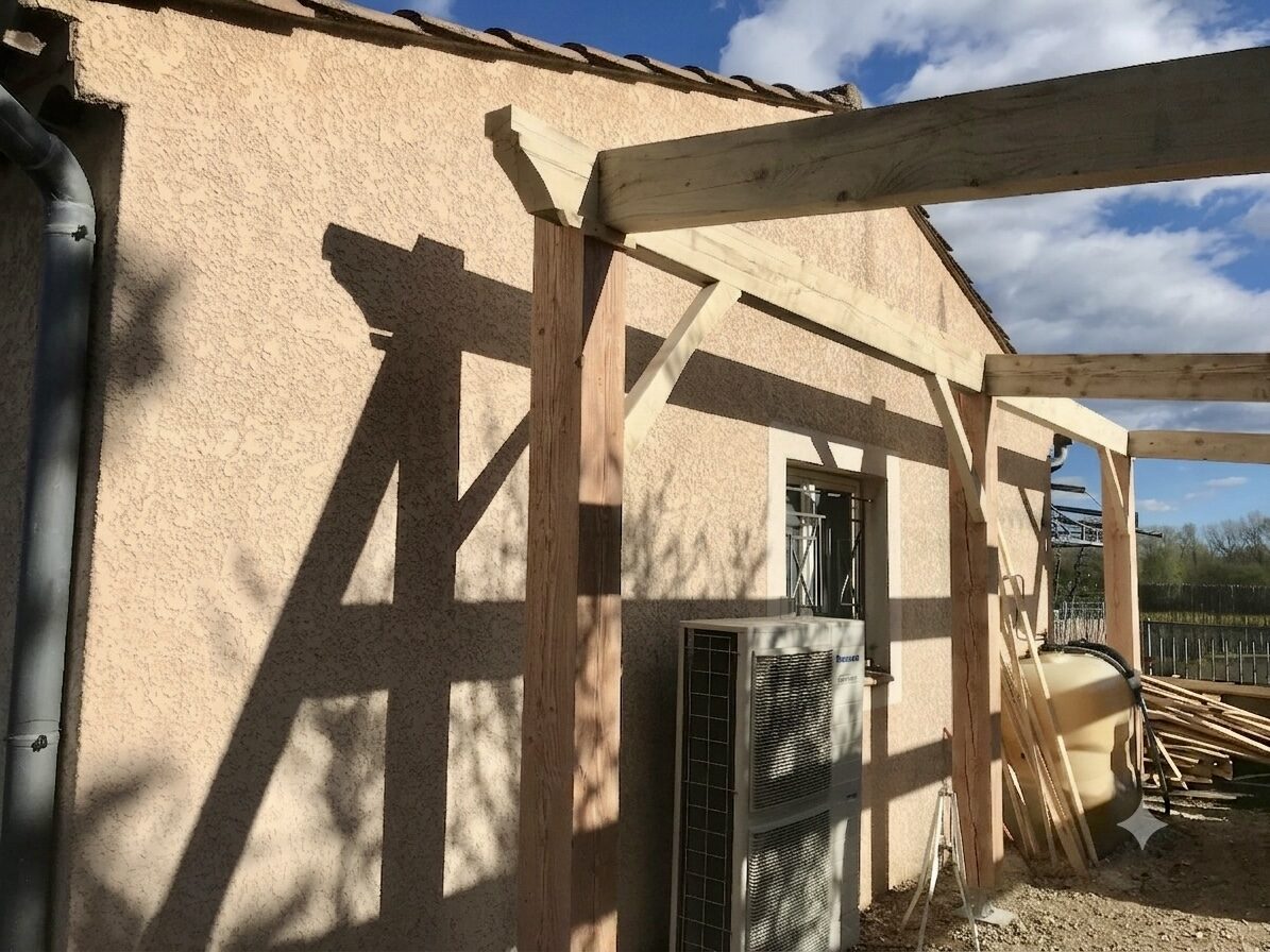 Structure du carport contre la façade de la maison