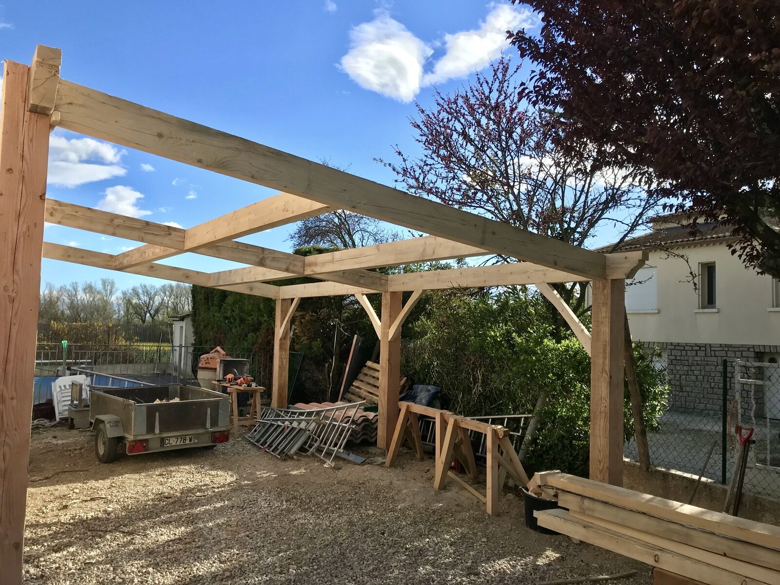 Ossature bois du carport en cours de montage