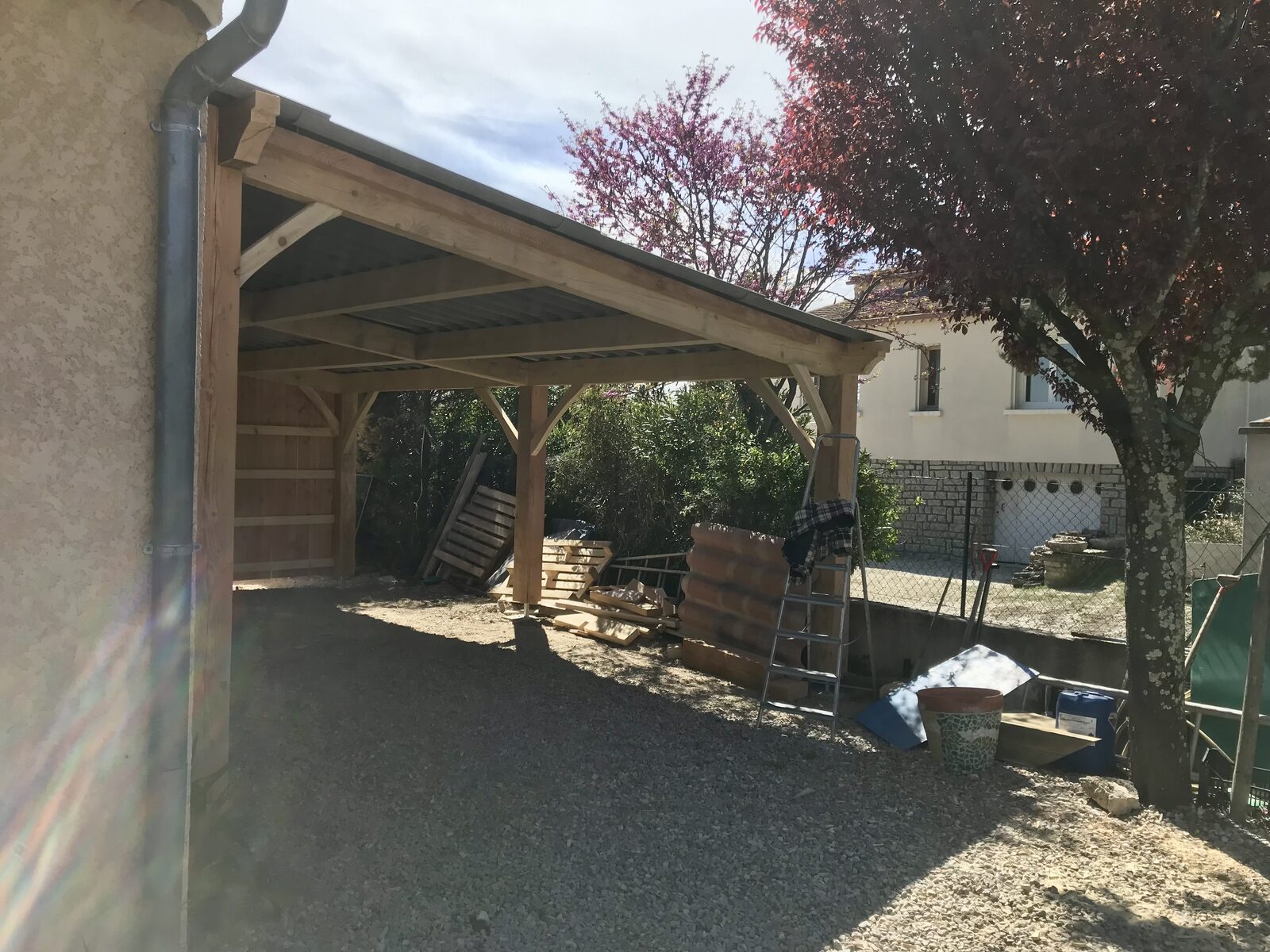 Carport en douglas terminé, vue d'ensemble