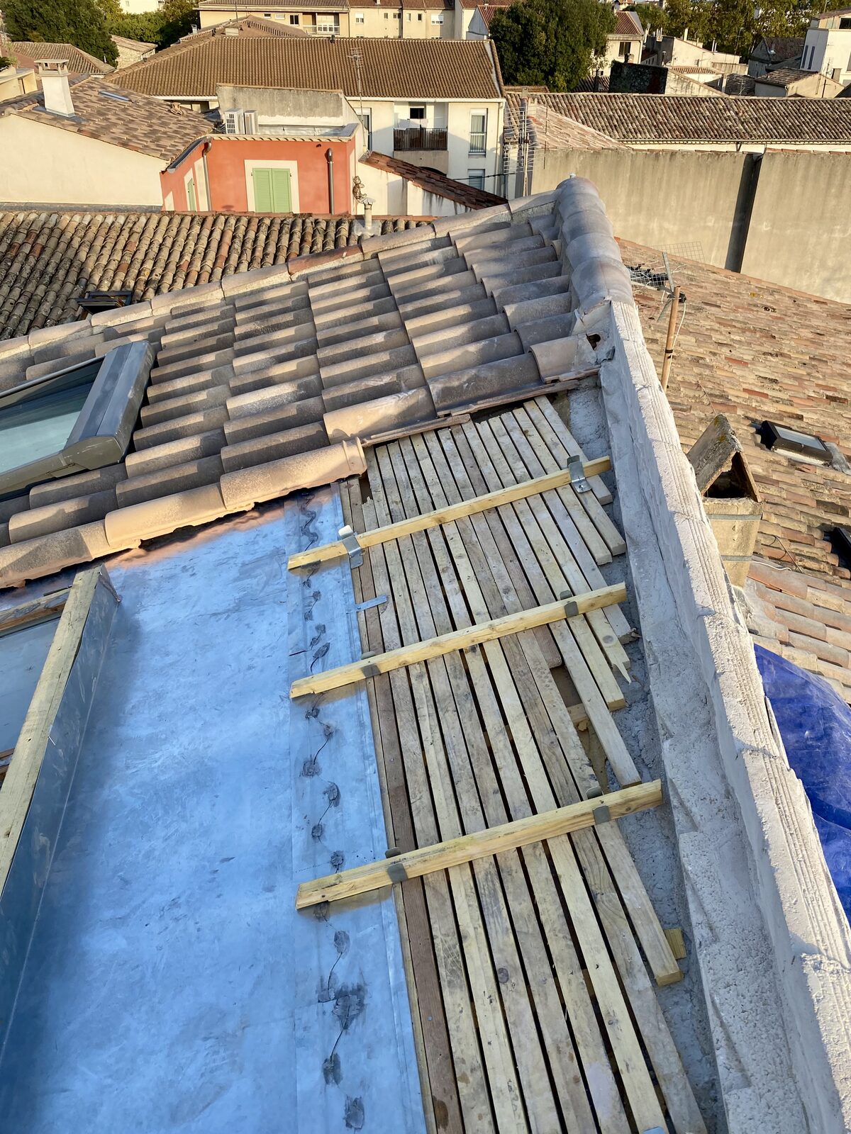 Habillage zinc de la verrière avec tuiles environnantes